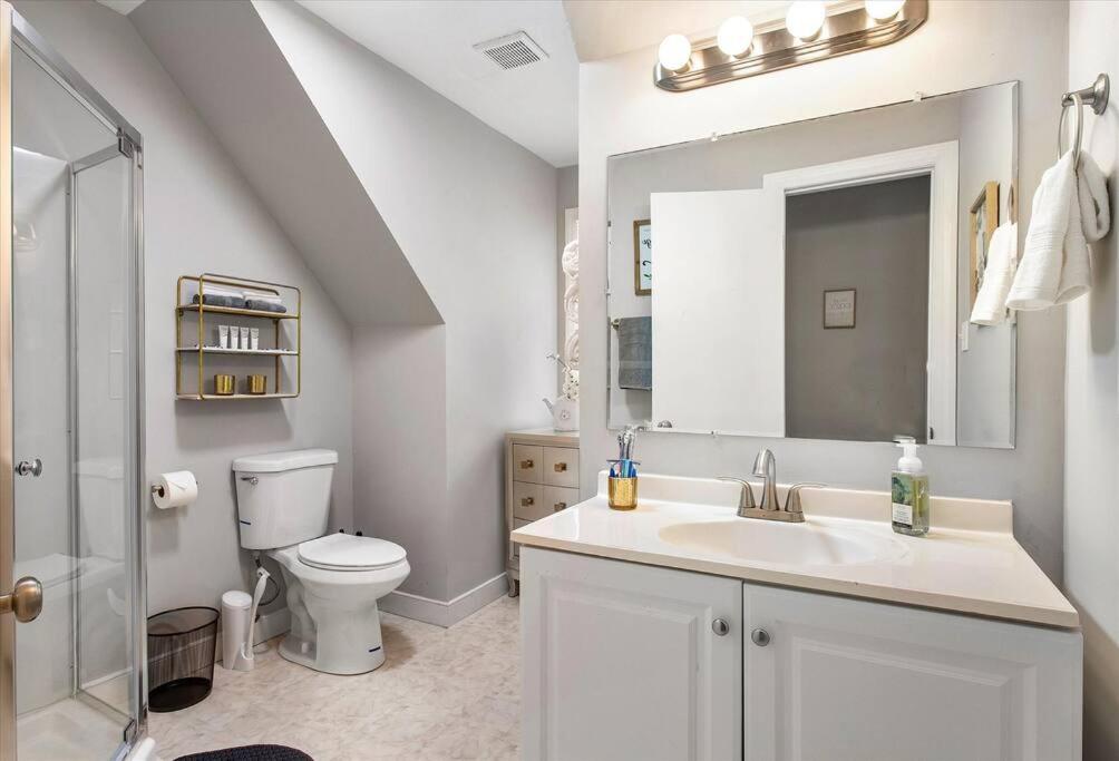 Holiday home Modern Comforts, Classic Charm: Neighborhood Gem Richmond