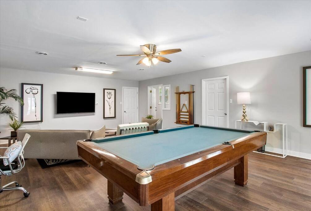 Holiday home Modern Comforts, Classic Charm: Neighborhood Gem